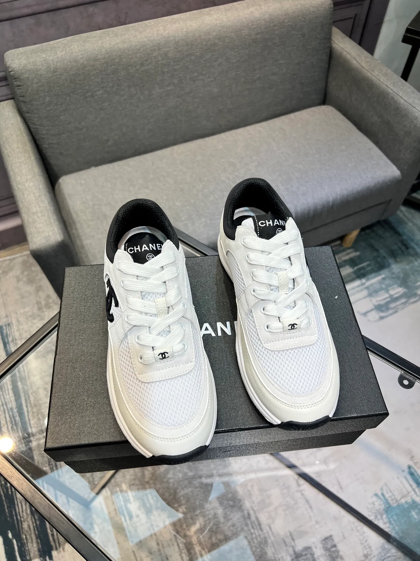 Men's men's shoes 💰620 Exclusive real shot (top version) CHANEL Chanel 2025ss color matching thick-soled casual sports shoes and sneakers. The counter is synchronized. The counter is very popular. A shoe that is very difficult to buy. The most popular thick-soled panda shoes on the Internet. It can be imagined that Xiaoxiang control can't miss it. It has both good looks and comfort. Simple and versatile white shoes. The thick sole increases the height and is super versatile. Close your eyes and wear it. Whoever wears it will look better. Upper: calfskin Lining: imported sheepskin lining Outsole: TPU original outsole Size: 35-44 (customized for women 41 and 40, and 45 for men)